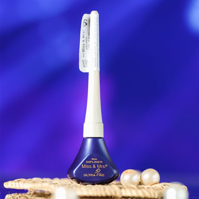 Miss & Mrs Ultra Fine Dipliner waterproof eyeliner smudge-proof matte black precise application long-lasting